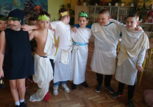 Uczniowie w roli bogów greckich (Hermes, Zeus, Posejdon, Hades)
